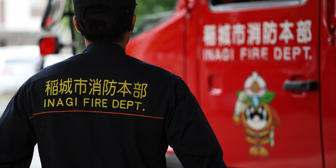画像：稲城市消防本部の隊員と車両