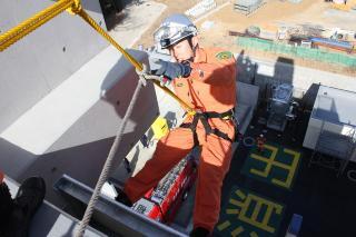 ロープによる降下訓練写真