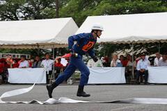 写真：ホース延長の様子