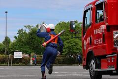 写真：ホース搬送の様子