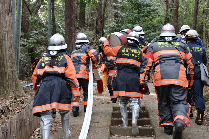 写真：山道のホース延長の様子