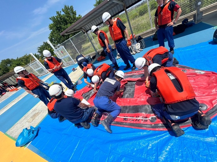 写真：ボート組立訓練の様子