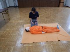 写真：呼吸の確認をする様子