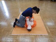 写真：圧迫姿勢（真っ直ぐ、垂直に圧迫）