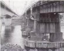 写真：乱掘による河床の低下の様子