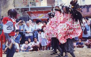 写真：青渭神社の獅子舞