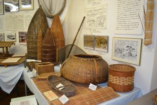 写真：多摩川で使われた漁労具の展示