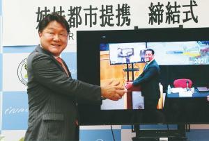 写真：握手を交わす様子1