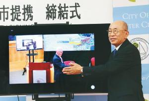 写真：握手を交わす様子2