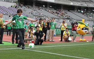 写真：市長キックイン