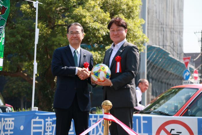 写真：記念品の贈呈式