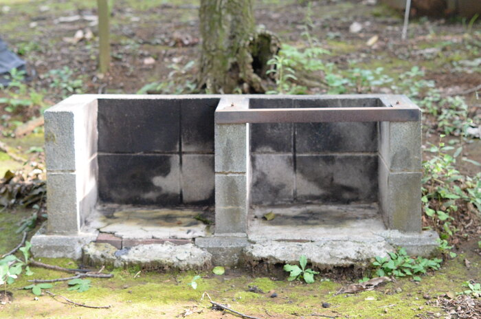 テントサイトにあるかまどの写真