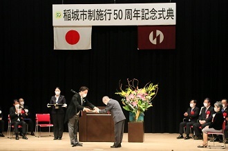 写真：50周年記念感謝状贈呈の様子2
