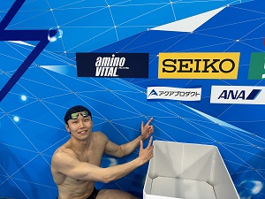 写真：アクアプロダクト前で写真を撮る柳沢選手