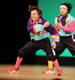 写真：ダンスを踊る相楽さん