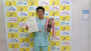 写真：賞状と優勝カップを持った南さん