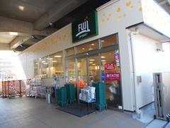 写真：南多摩駅南口のようす