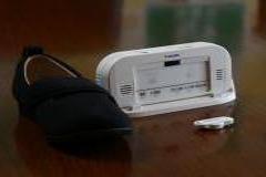 写真：みまもりタグ、専用靴、感知器