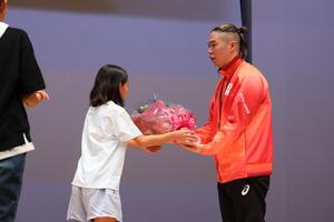 写真：花束贈呈の様子2