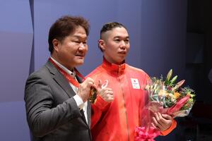 写真：市長と萩原選手