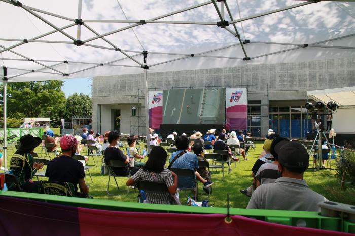 写真：大型モニターでの観戦