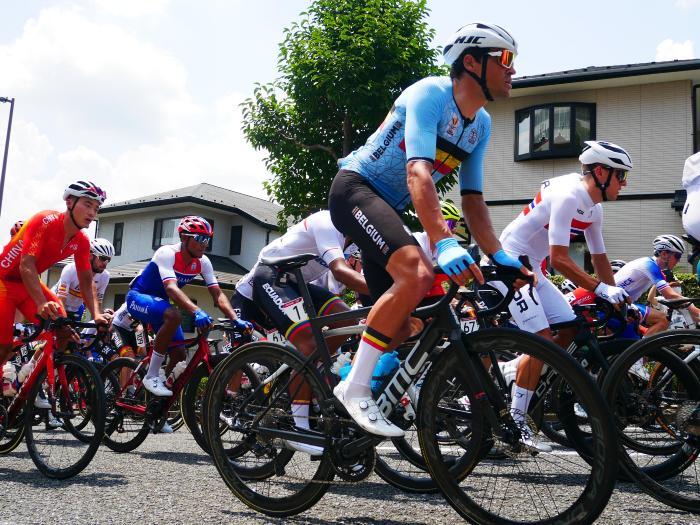 写真：若葉台を走り抜ける選手