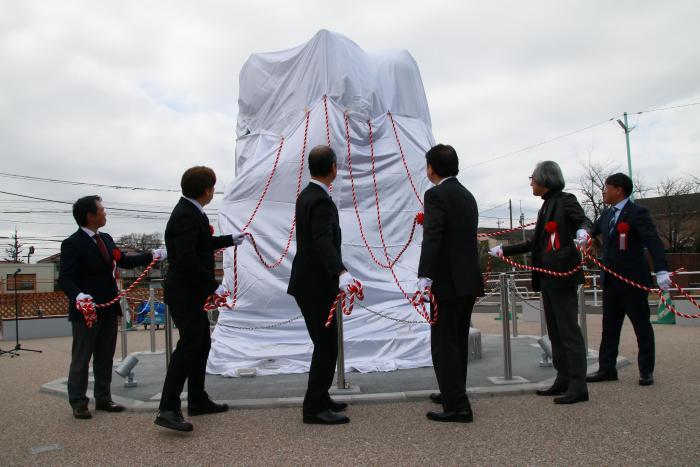 写真：除幕の様子1