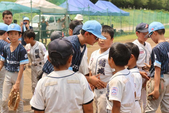 写真：試合終了後の握手