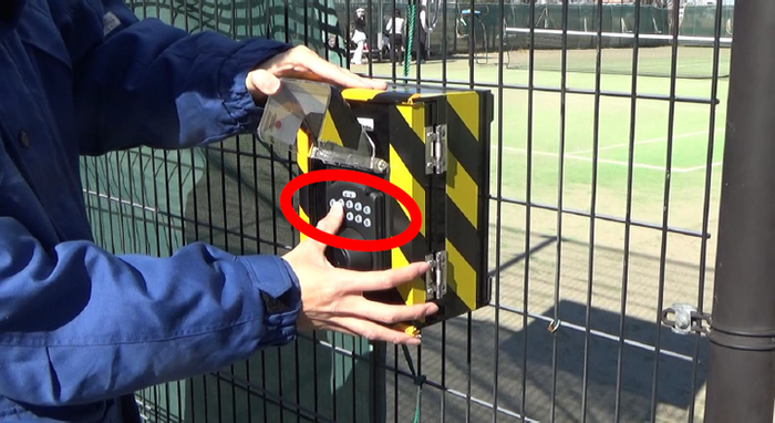 写真：スマートキーボックス上で暗証番号を押す