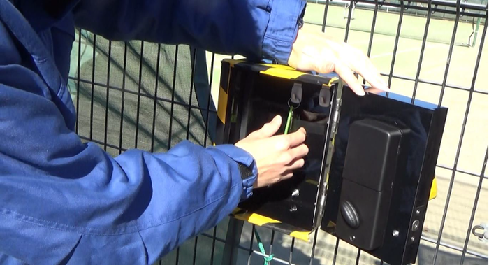 写真：ボックスから鍵を取り出す