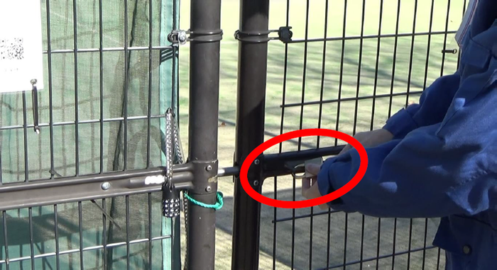 写真：施設入口の鍵を開ける