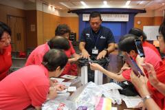 写真：ツナ缶を活用したランタンの作成