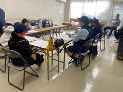 写真：ポスター作成の様子