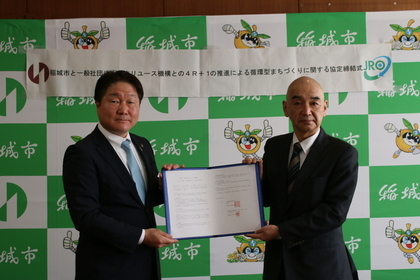 協定書を取り交わした高橋稲城市長（左）と日本リユース機構波多部代表理事（右）