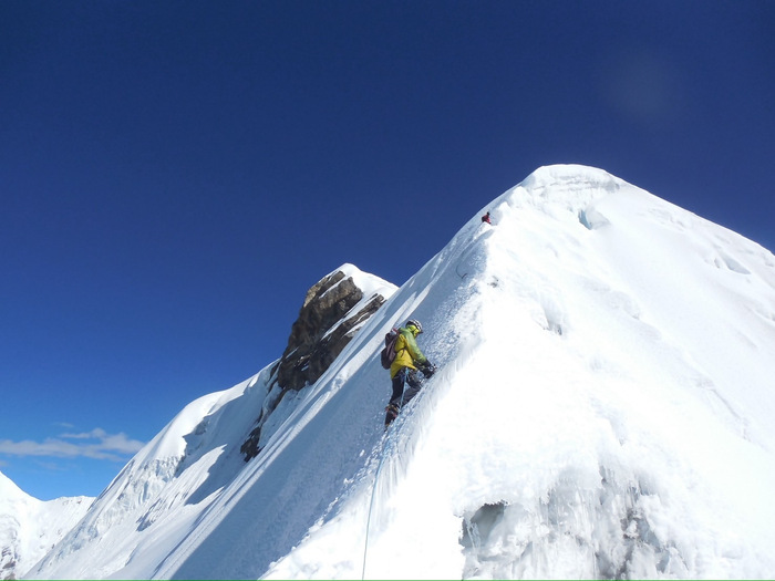 山頂に向けロープを張る様子の写真