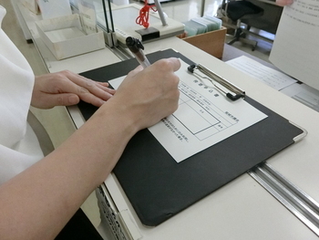 傍聴申込書を記入している様子