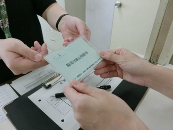 傍聴券を受け取っている様子