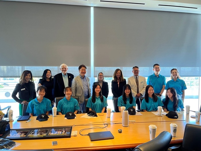 画像：ホームステイ中の学生と市長・フォスターシティ市の方々