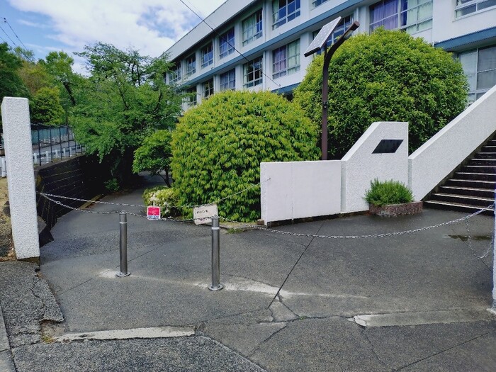 稲城第二中学校入口のチェーンのかけ方