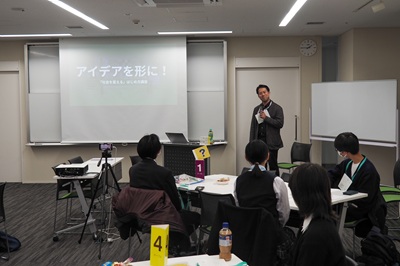 講義の様子。グリーンバード高円寺チームリーダーの谷村一成氏が参加者に向けて話している。