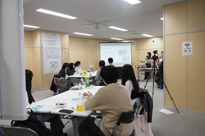 講義の様子。壁に第2回のワークシートが貼ってある。