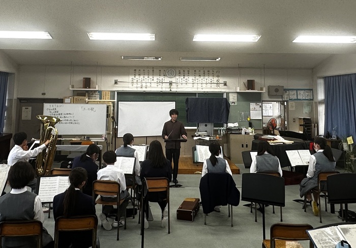 画像：外部指導者が吹奏楽部を指導する様子