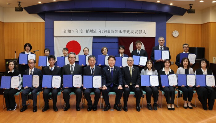 表彰式に出席をした18人と高橋市長と石田副市長との集合写真です。