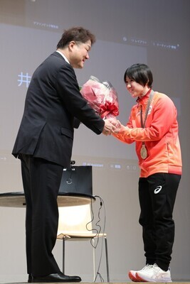 R7報告会_花束贈呈