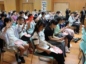 写真：手話練習