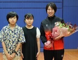 写真：花束贈呈