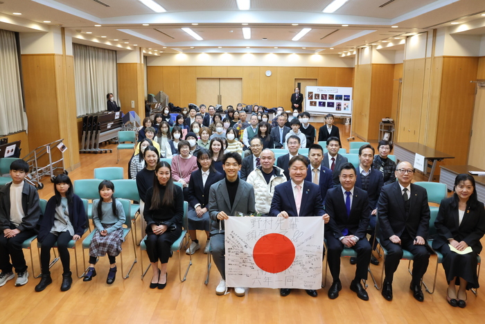 画像：バレエコンクール壮行会の集合写真