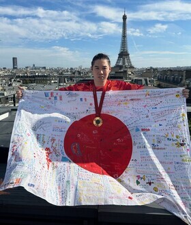 写真：日の丸を持った萩原選手