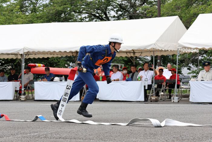 画像：ホースを伸ばす団員