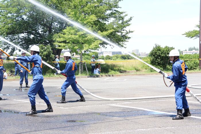 画像：放水する団員
